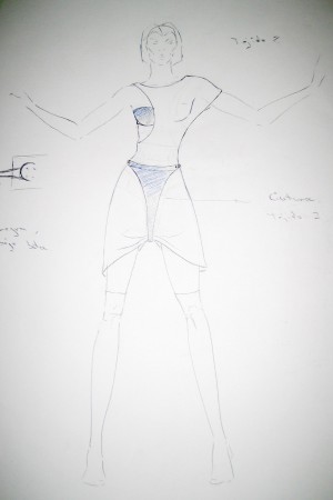 Vestido mangas desiguales, cinturón pañal.